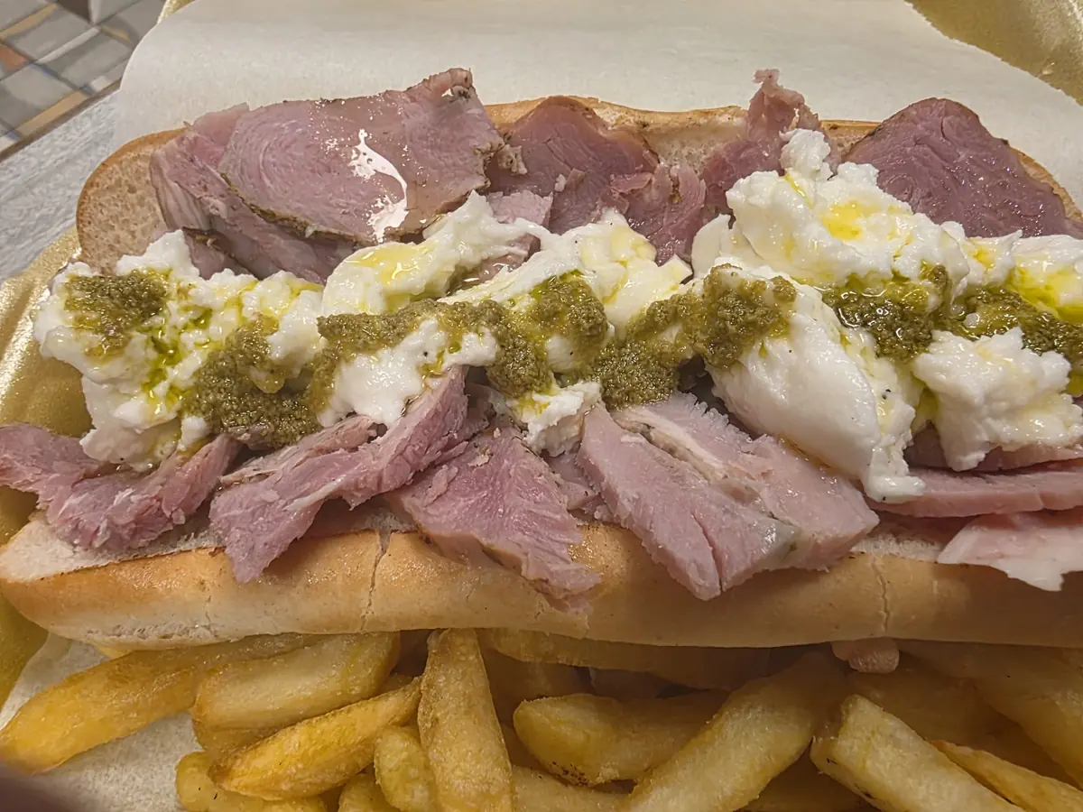 Bocadillo de cerdo asado con mozzarella fresca y pesto