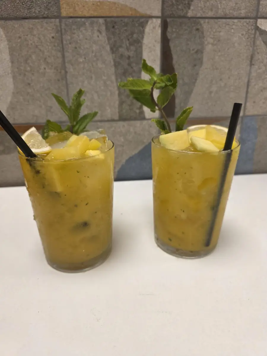 Cócteles de mango con hierbabuena