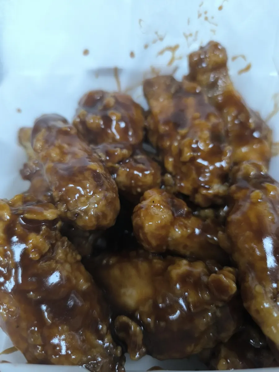 Alitas bien bañadas en salsa BBQ