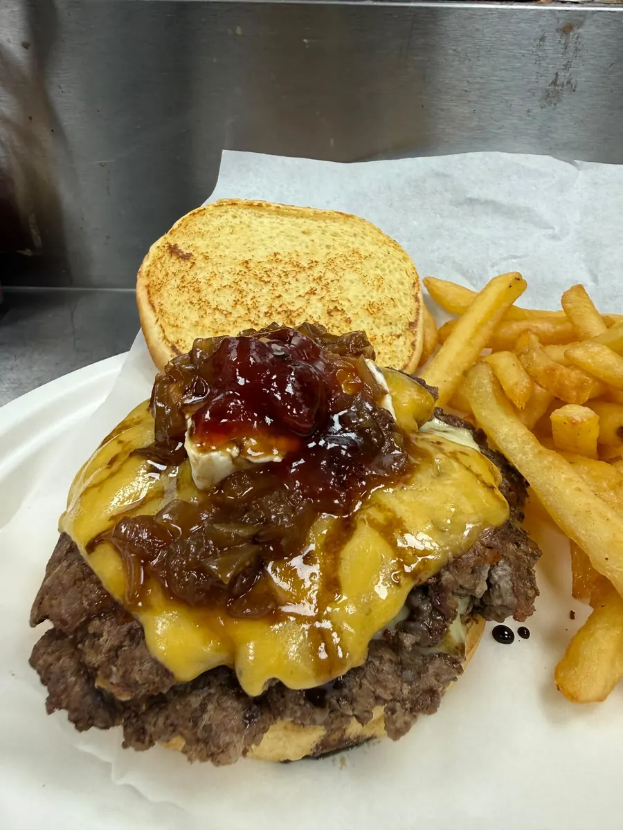 Doble carne con cheddar, queso de cabra y cebolla caramelizada
