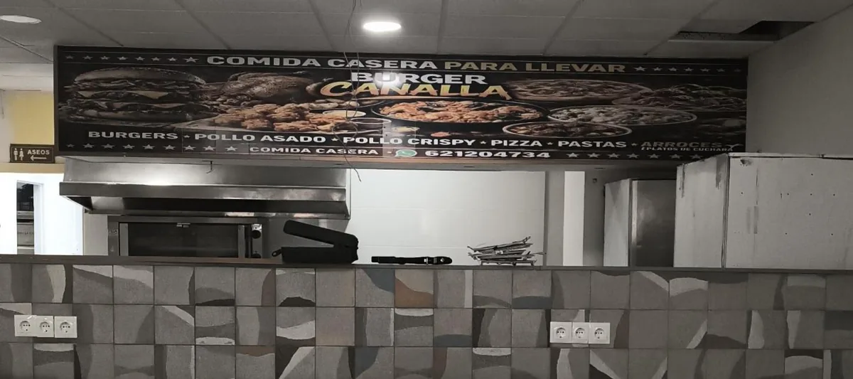 Mostrador de Burger Canalla con el rótulo Comida casera para llevar